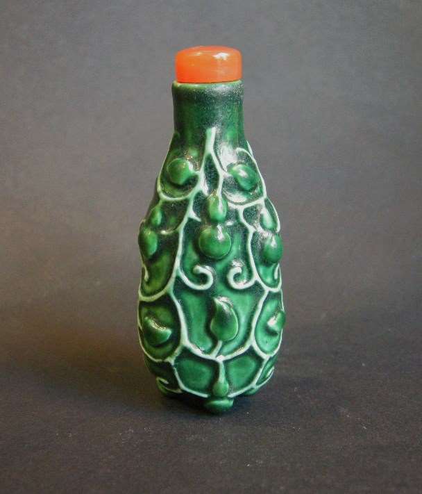 Porcelain snuff bottle moulded and enamelled green - with gourds
